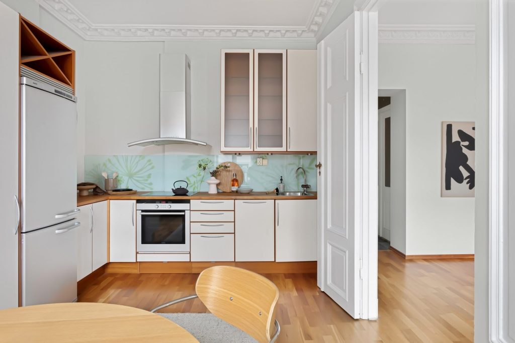 Cuisine avec parquet dans un appartement ancien à moulures