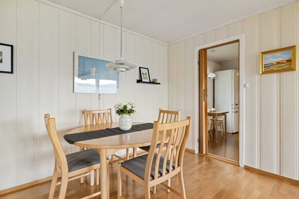 Salle à manger avec parquet en chêne clair