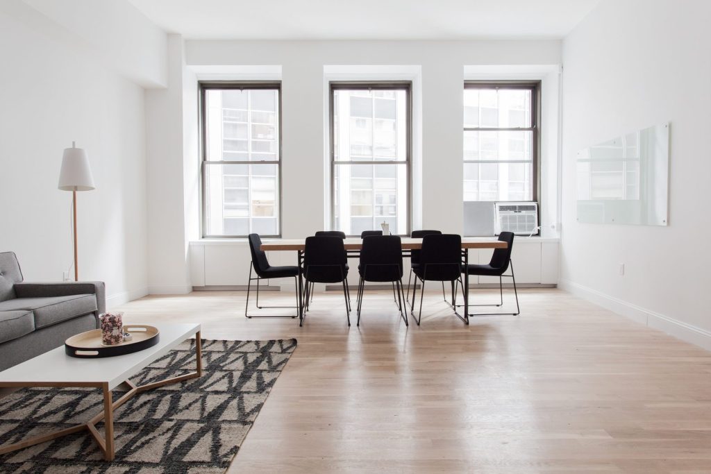 Séjour de type loft avec parquet clair